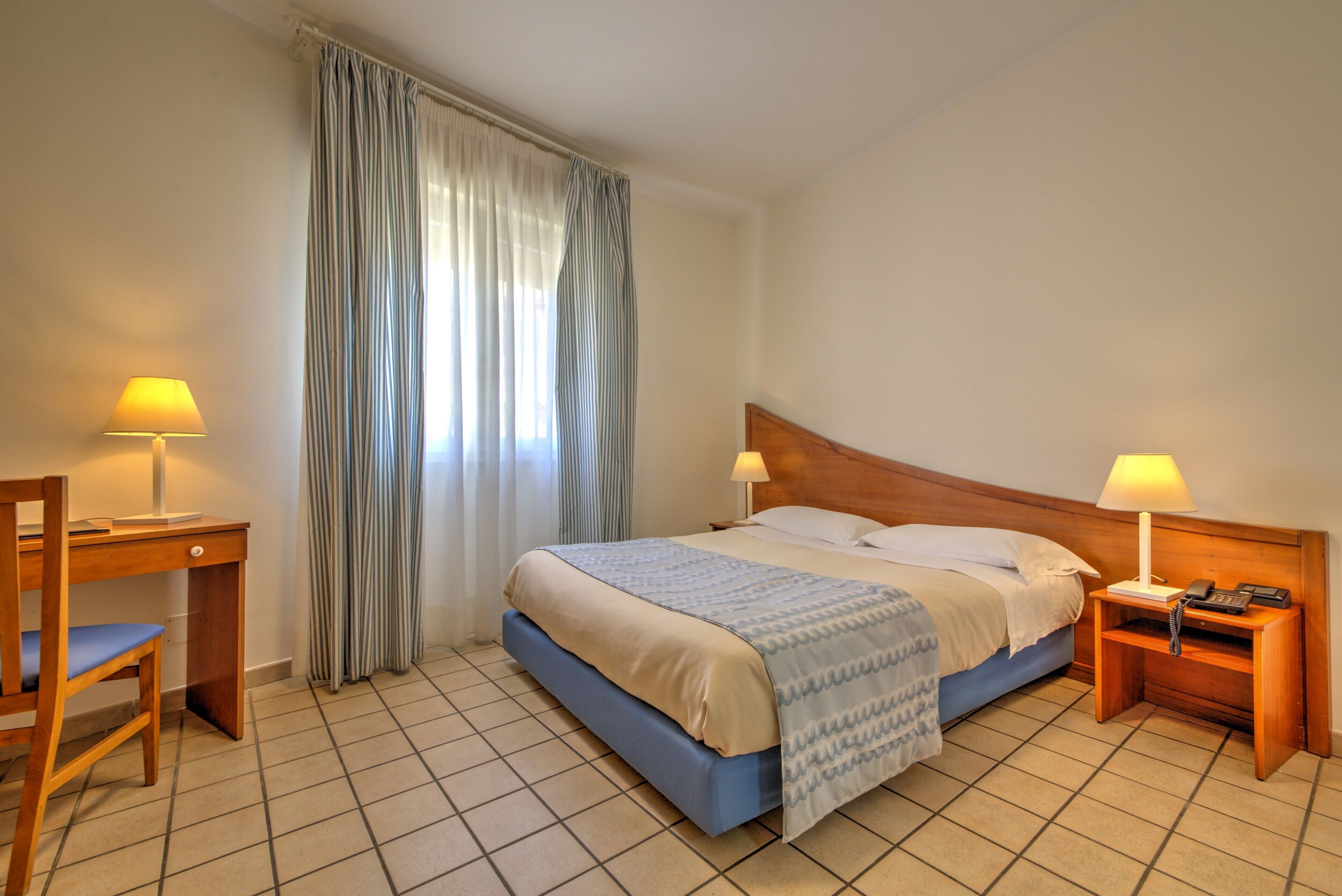 Habitación estándar, varias camas | Minibar, caja de seguridad en la habitación y escritorio 