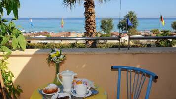 Cucina mediterranea, con vista sulla piscina