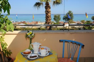 Cocina mediterránea, junto a la piscina 