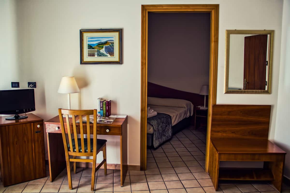 Minibar, in-room safe, desk, iron/ironing board
