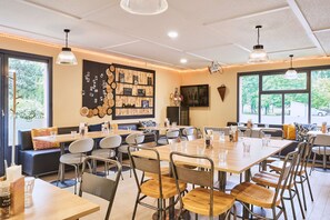 供應早餐、午餐和晚餐，法國料理