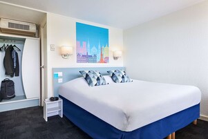 Escritorio, espacio para trabajar con un portátil, cortinas opacas