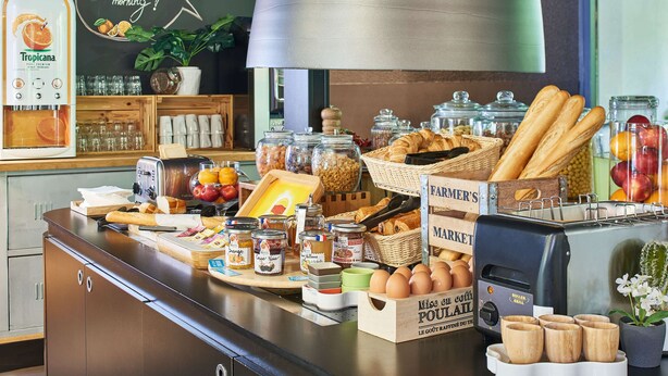 A breakfast buffet with various food items, a coffee machine, and a chalkboard sign. - Kyriad Direct Le Bourget - Gonesse (Gonesse)