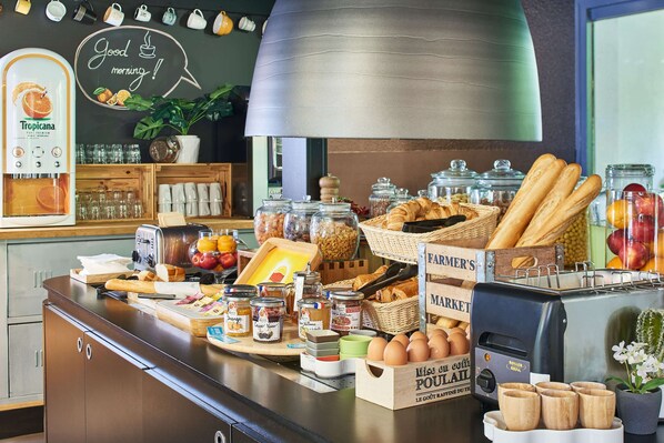 Daily buffet breakfast (EUR 13.90 per person) - Kyriad Direct Le Bourget - Gonesse (Gonesse)