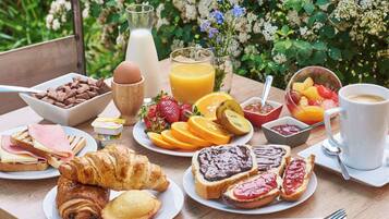 Café da manhã com buffet todos os dias (EUR 13.90 por pessoa)