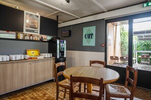 Päivittäinen buffetaamiainen (13.90 EUR per henkilö)