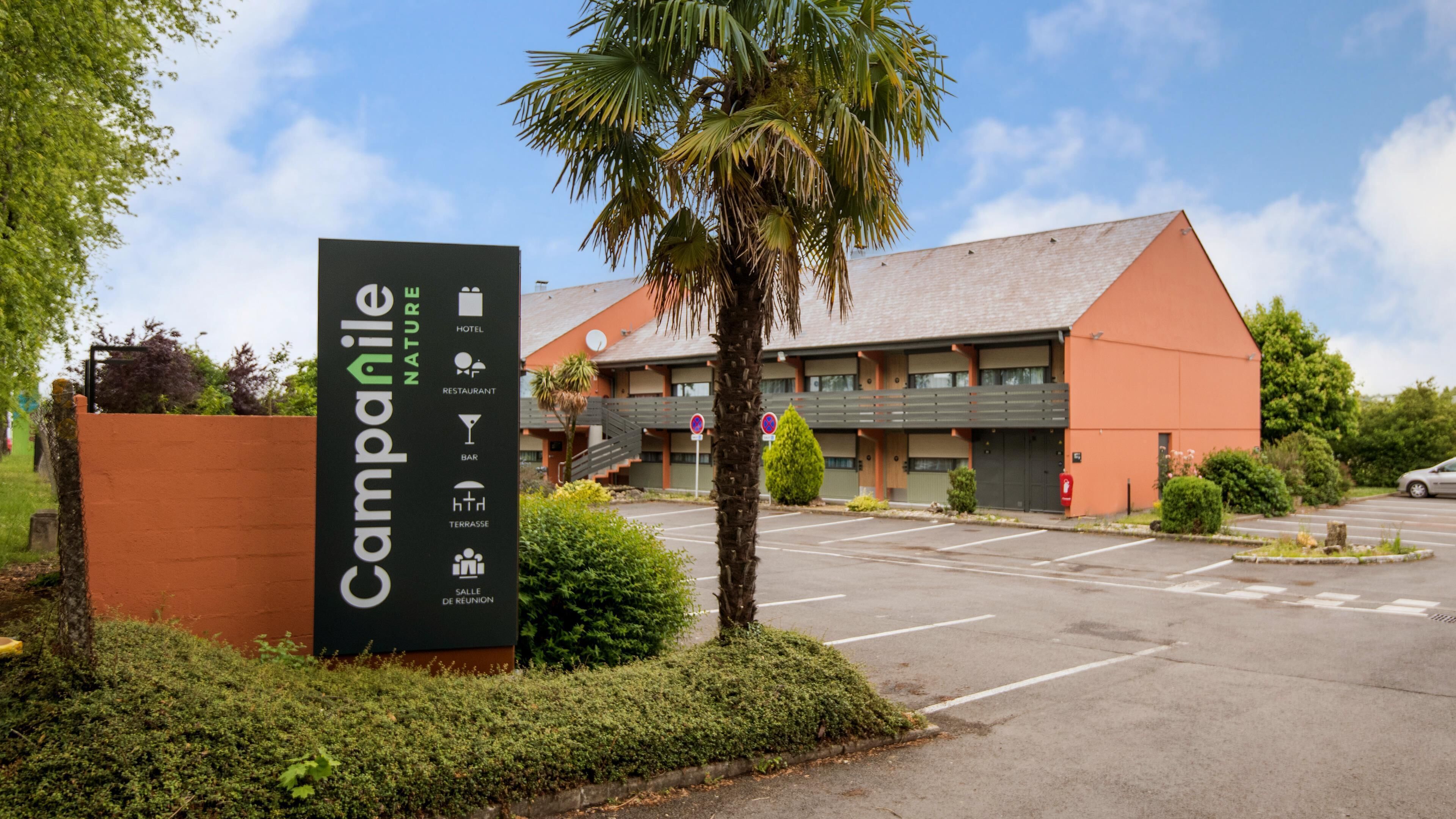 A hotel sign with amenities like a hotel, restaurant, bar, terrace, and meeting room.