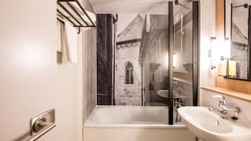 Superior kamer, 1 kingsize bed | Badkamer | Een bad, milieuvriendelijke toiletartikelen, een haardroger, handdoeken