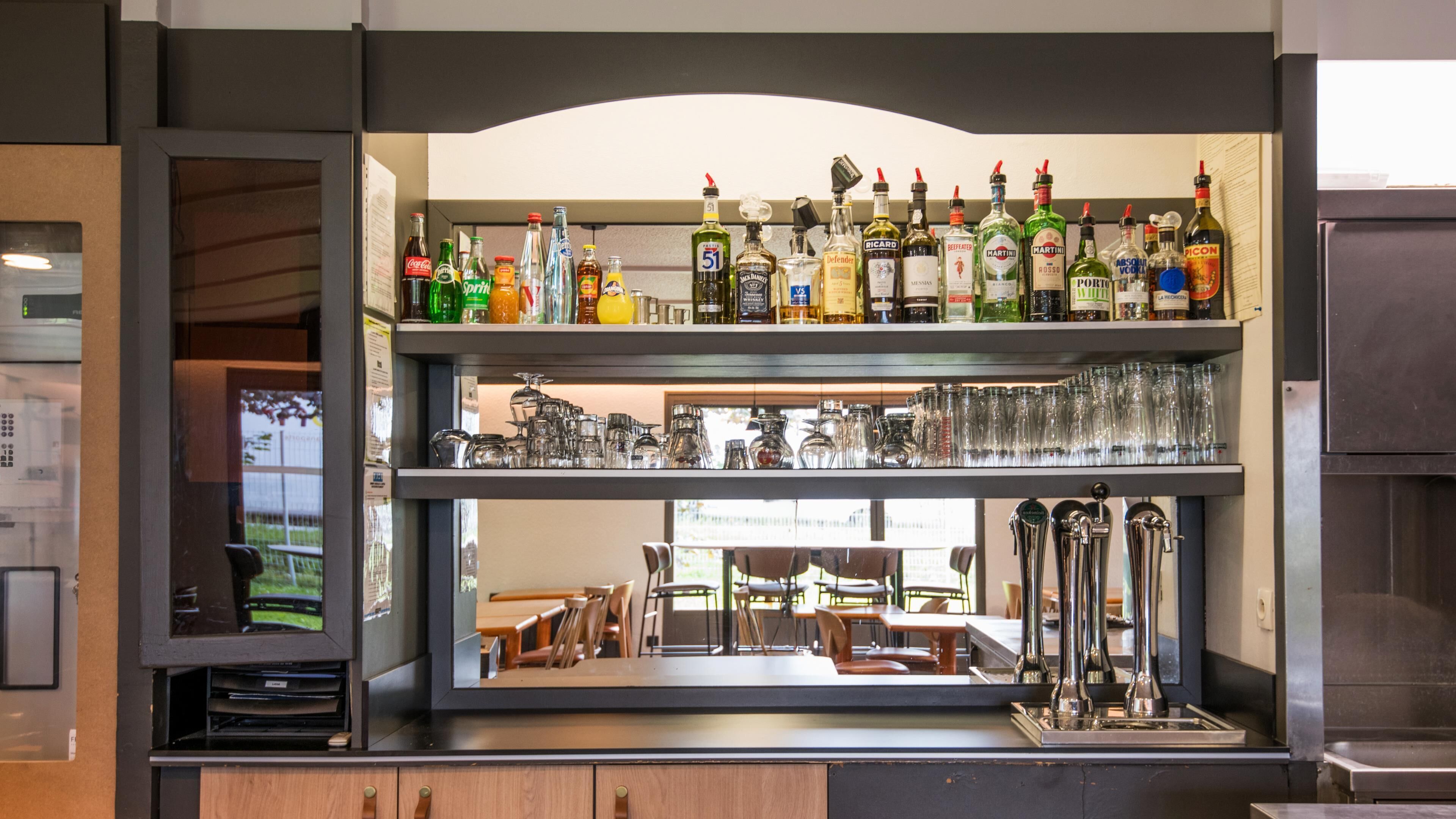 Bar (trong khuôn viên)