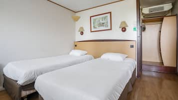 Standard-huone, 2 yhden hengen sänkyä | Ylelliset vuodevaatteet, työpöytä