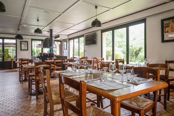 Breakfast, lunch, dinner served; French cuisine
