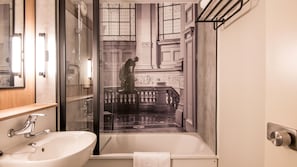 Bathtub, eco-friendly toiletries, hair dryer, towels - Campanile Brive La Gaillarde Ouest (Brive-la-Gaillarde)