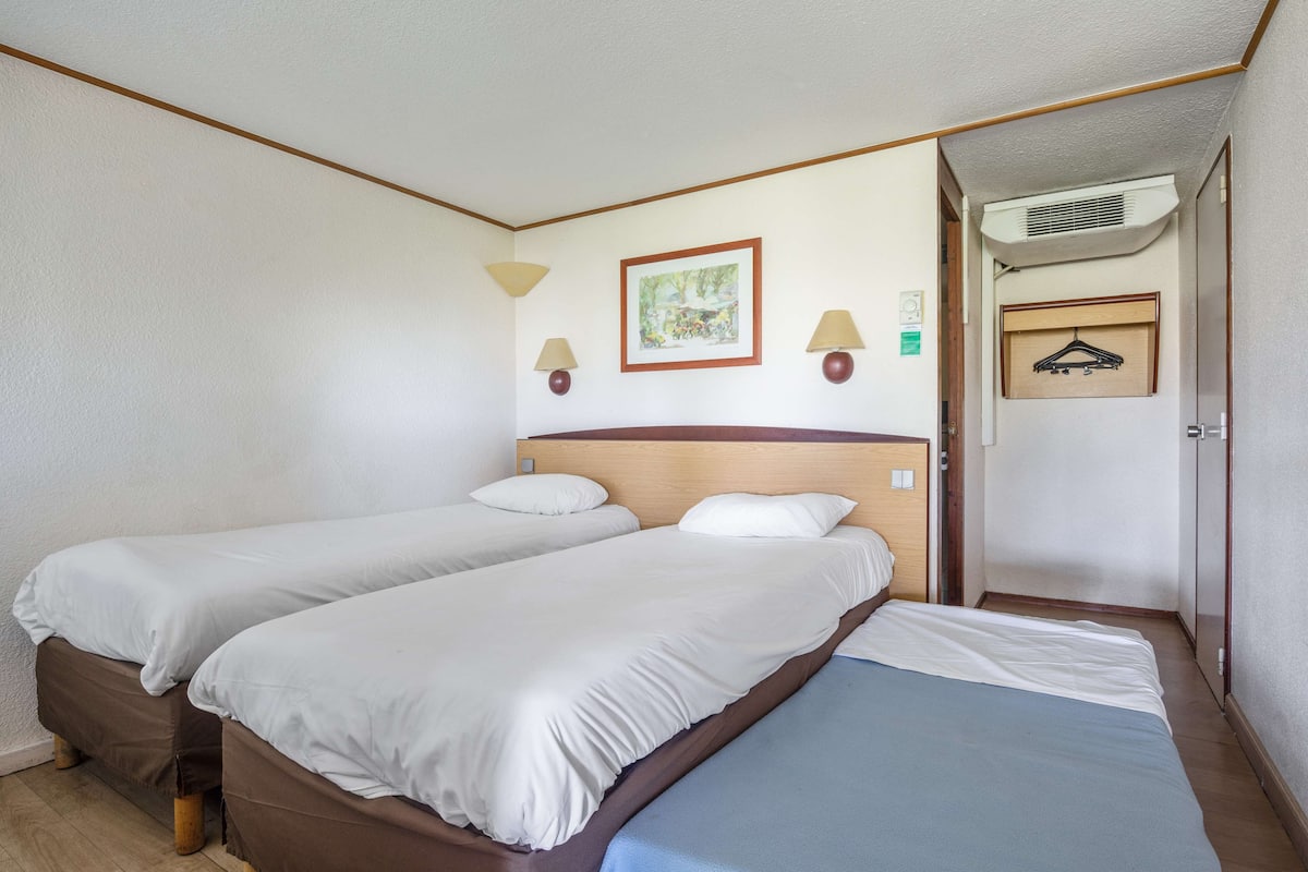Standard Room, 2 Twin Beds | Premium bedding, desk, laptop workspace, blackout drapes