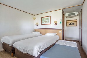 Standard-huone, 2 yhden hengen sänkyä | Ylelliset vuodevaatteet, työpöytä