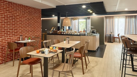 Se ofrece un desayuno bufé (14.9 EUR por persona). Campanile NATURE - Les Ulis