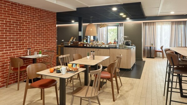 Desayuno buffet todos los días (EUR 14.9 por persona)