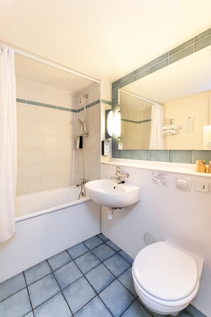 Bathtub, eco-friendly toiletries, towels - Campanile Villefranche-sur-Saône (Villefranche-sur-Saône)