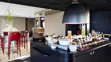 Café da manhã com buffet todos os dias (EUR 12.9 por pessoa) 