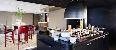 Dagelijks ontbijtbuffet (EUR 13.9 per persoon)