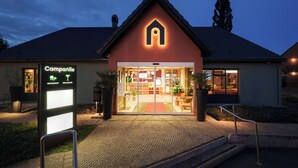 Ein Gebäude mit einer Schilderung, die darauf hinweist, dass sich ein Restaurant und eine Bar Lounge befinden.