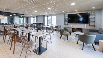 Lunch and dinner served, French cuisine