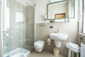 Quarto triplo standard | Banheiro | Secador de cabelo, bidê, toalhas de banho 