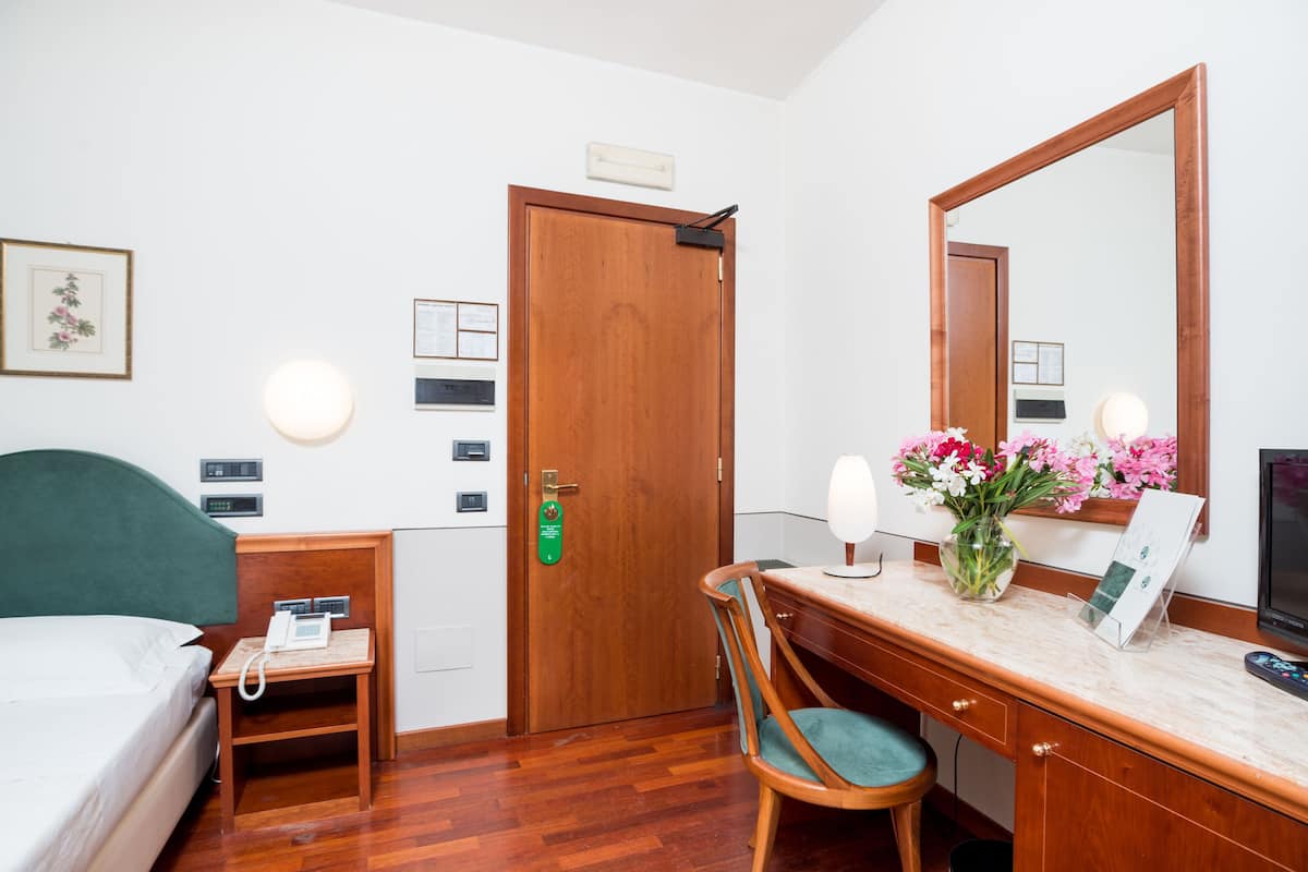 Minibar, caja de seguridad en la habitación, escritorio y wifi gratis