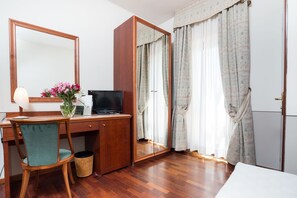 Standard Double Room Single Use | Minibar, in-room safe, desk, free WiFi - Terra Umbra Hotel (Narni)