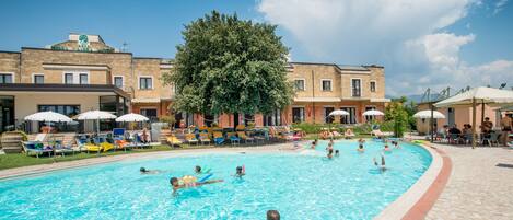 Outdoor pool, pool umbrellas, sun loungers