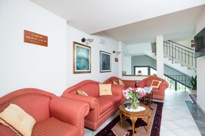 Lobby sitting area - Terra Umbra Hotel (Narni)