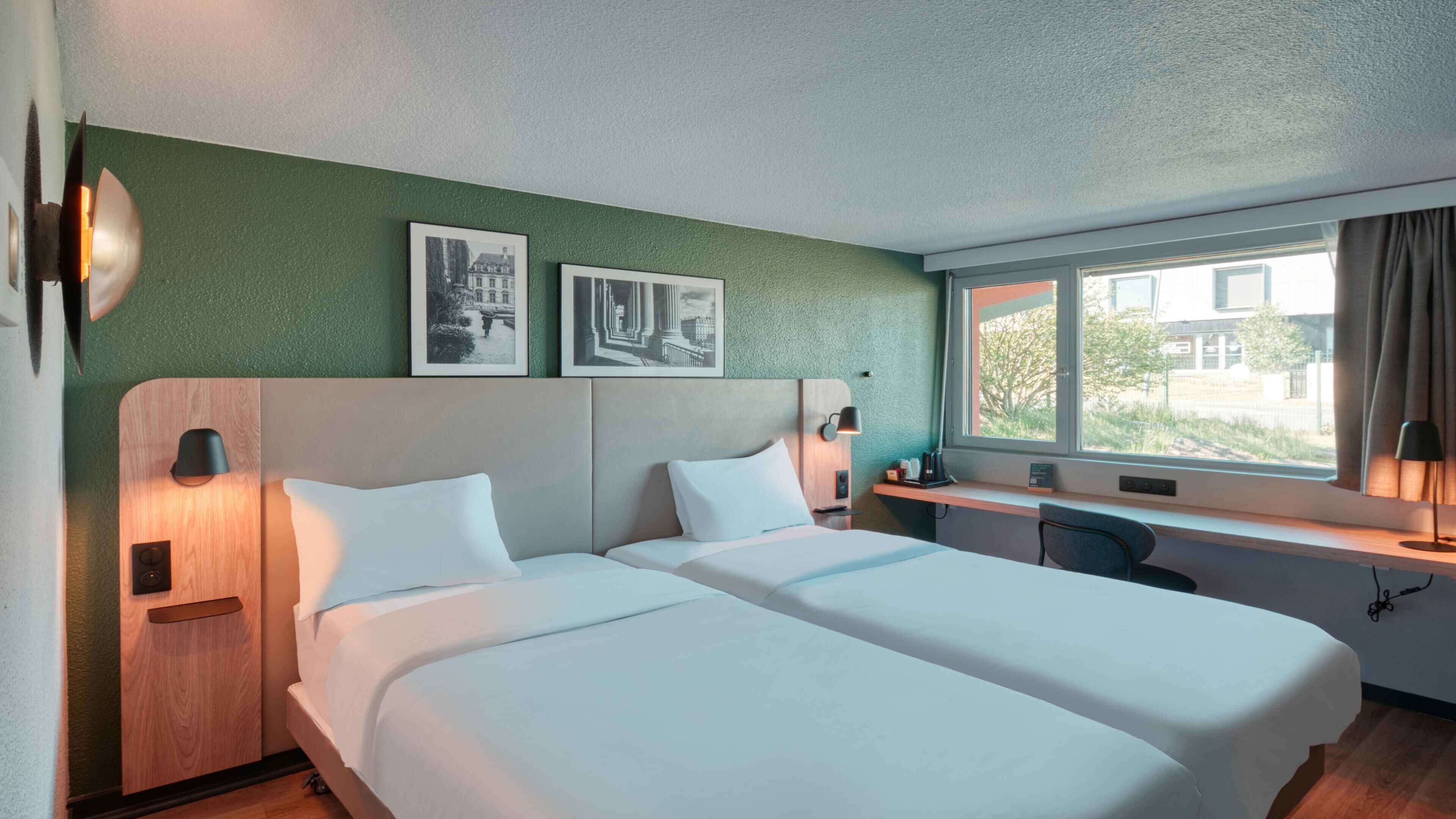 Luxe beddengoed, een bureau, verduisterende gordijnen