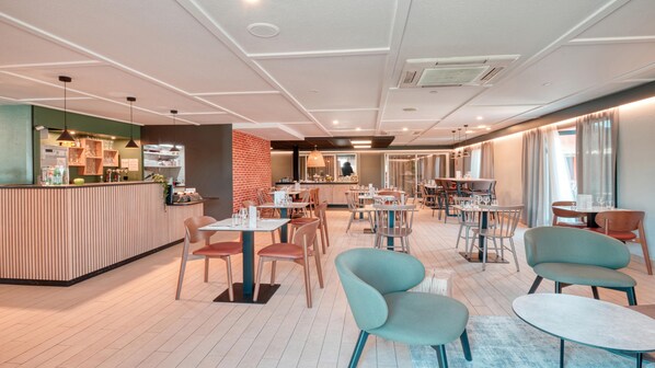 Petit déjeuner et dîner servis sur place, spécialités Cuisine française