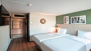 Standard-huone, 2 yhden hengen sänkyä | Ylelliset vuodevaatteet, työpöytä, pimennysverhot, silitysrauta/-lauta