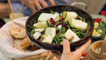 Eine Salatschüssel mit Gurken, Pomegranate-Kernen und Blattsalat.