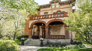 Fachada de la propiedad