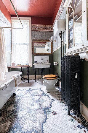 Classic Room, 1 Queen Bed, Private Bathroom | Bathroom | Designer toiletries, hair dryer, bathrobes, towels - Vrooman Mansion B&B (Bloomington)
