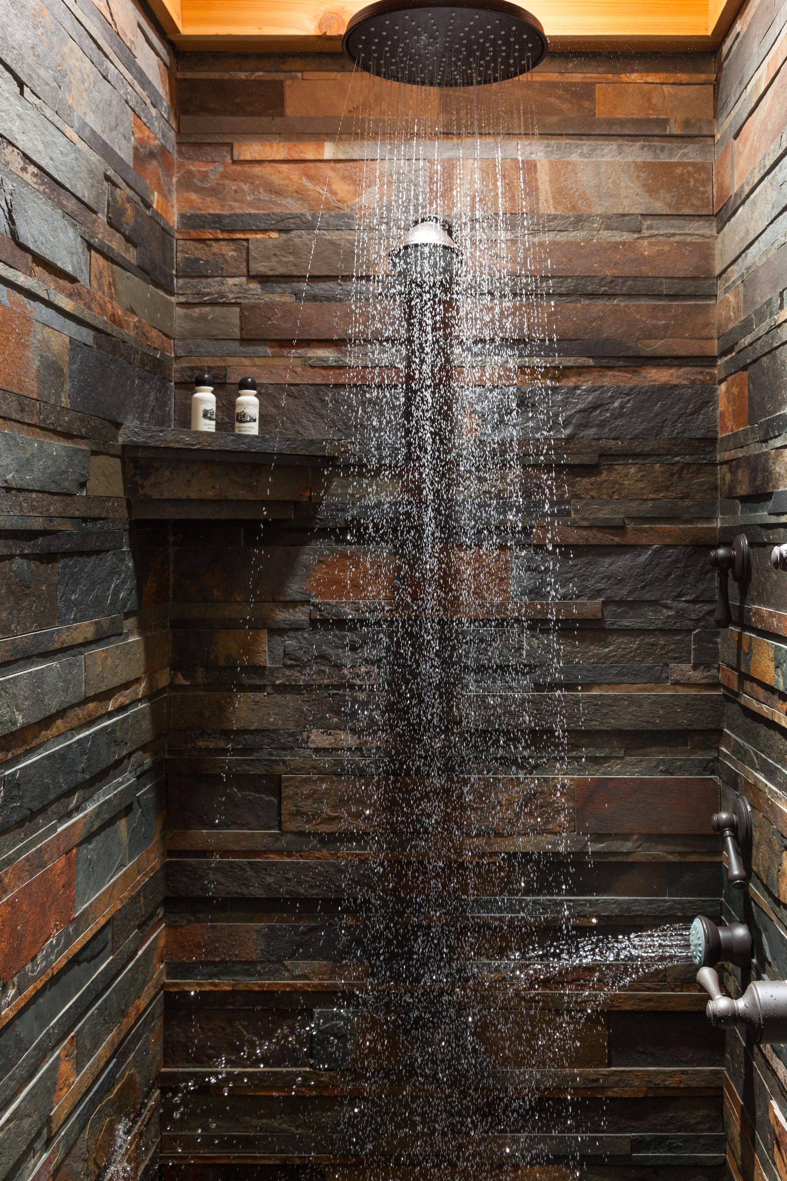 Suite de lujo, 1 cama King size, baño privado | Baño | Amenidades de baño de diseñador, secadora de cabello, batas, toallas 