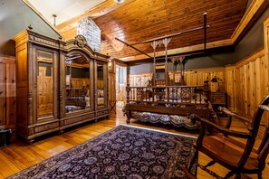 Luxury Suite, 1 King Bed, Private Bathroom