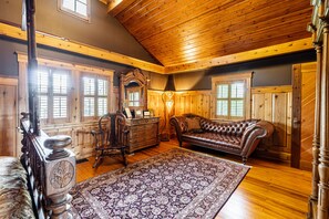 Luxury Suite, 1 King Bed, Private Bathroom