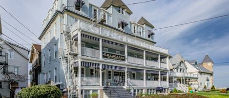 Un edificio de varios pisos con un letrero llamativo que dice "Lilligaard Bed and Breakfast".