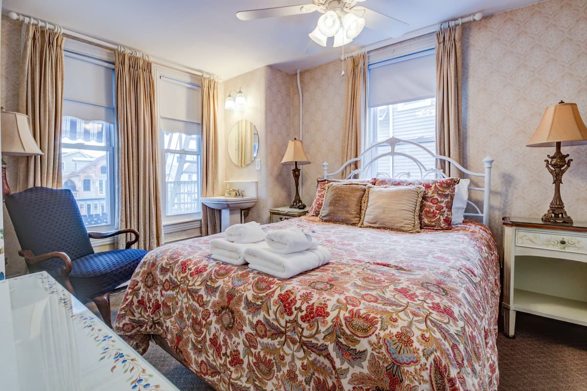 Queen Room | 熨斗/熨板、免费 WiFi、床单