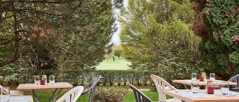 Phục vụ bữa tối, món Pháp