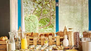 فطور مطهو حسب الطلب يوميًا بتكلفة قدرها (10.9 EUR للشخص)