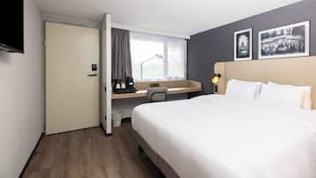 Habitación superior, 1 cama de matrimonio grande | 1 dormitorio, escritorio, wifi gratis y ropa de cama