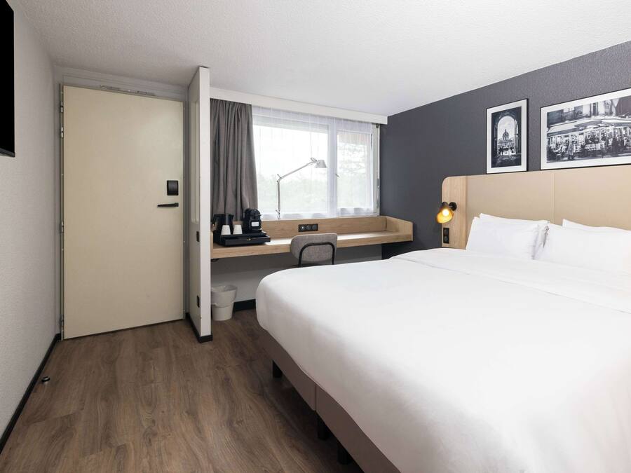 Superior Room, 1 King Bed | 1 bedroom, desk, free WiFi, bed sheets