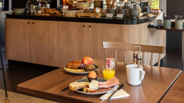 Daily buffet breakfast (EUR 13.90 per person) - Campanile NATURE - Sannois Ermont (Sannois)