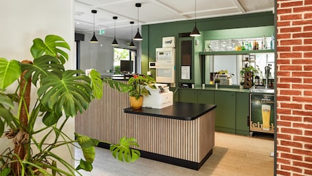 Saguão. Campanile NATURE - Sannois Ermont