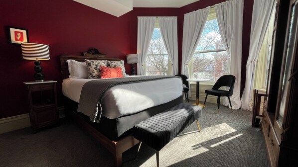 The Damon Room, 1 Queen Bed