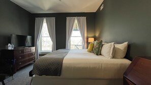 The Morgan Room, 1 King Bed | Blackout drapes, iron/ironing board, free WiFi, bed sheets