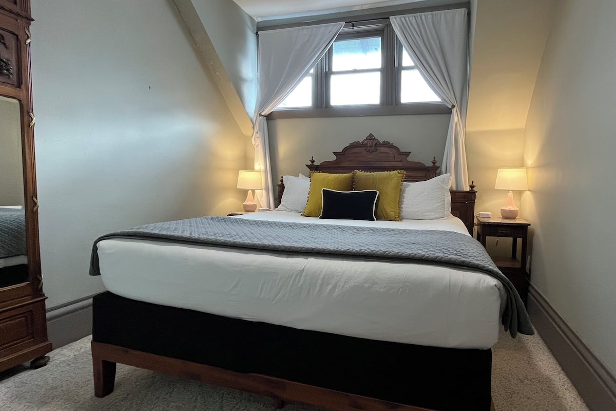 Cortinas blackout, tabla de planchar con plancha y wifi gratis